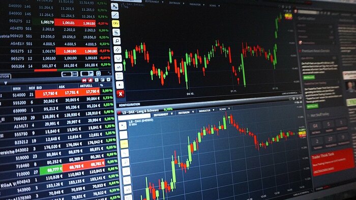 monitor com diversos dados do mercado financeiro