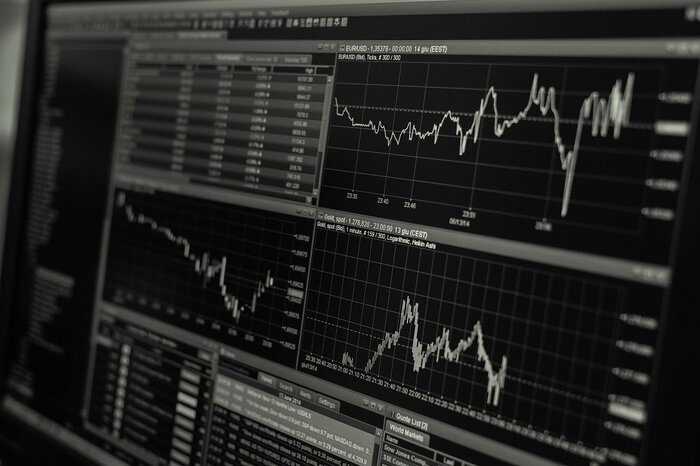 monitor do mercado financeiro em preto e branco