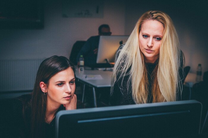 mulheres fazendo pesquisa em um computador