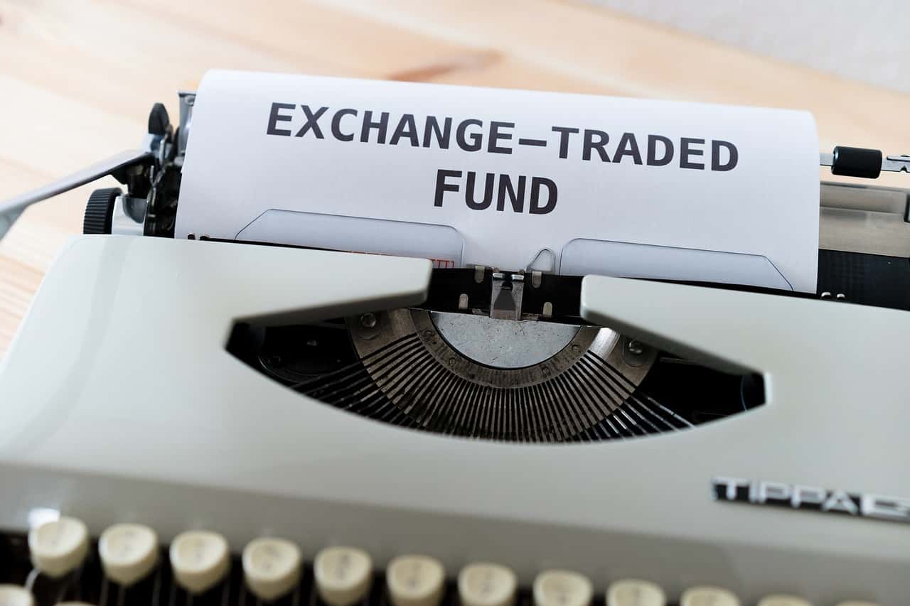máquina de escrever com papel escrito "Exchange-traded-fund"