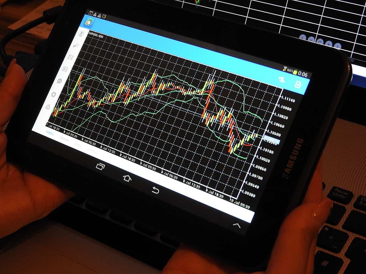 tablet com gráfico mercado financeiro