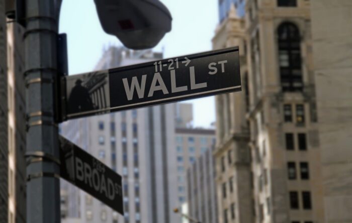 placa de sinalização de wall street com prédios ao fundo