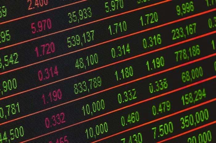 tela com tickers do mercado financeiro