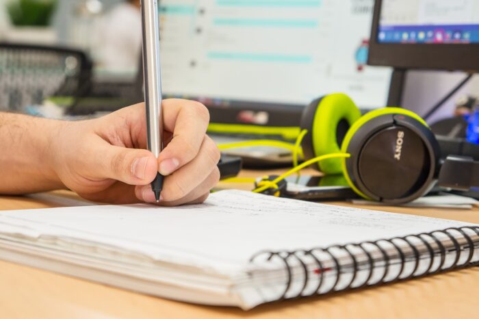 estudante usando o caderno para estudar