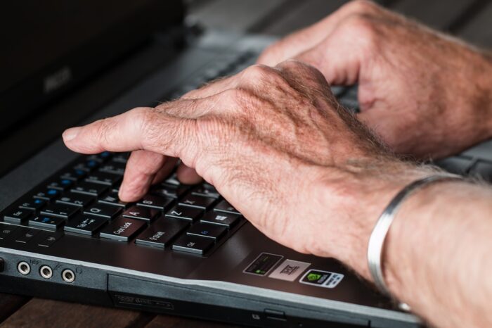 mãos usando um teclado