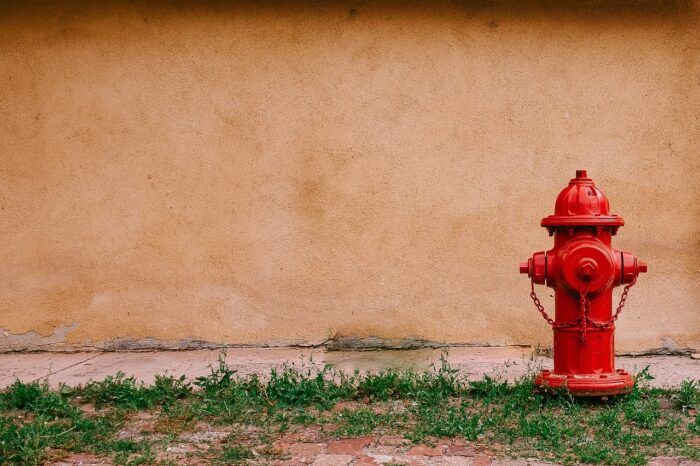 hidrante vermelho na calçada