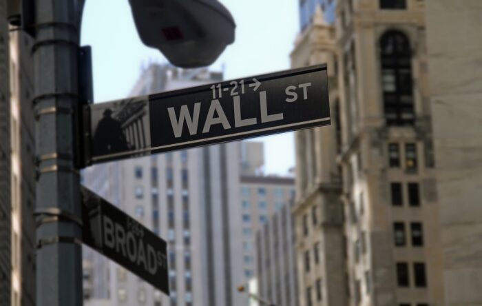 placa indicando a direção de wall street