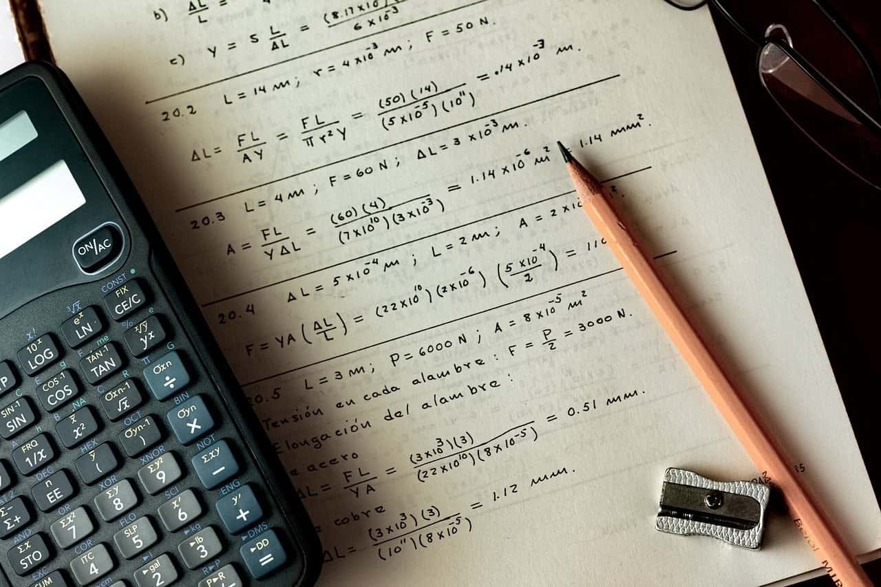 caderno com cálculos de matemática